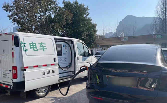 和龙汽车搭电